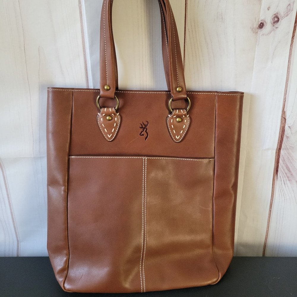 Browning Premium shoulder bag, purse. Large front pocket and multiple inner. EUC